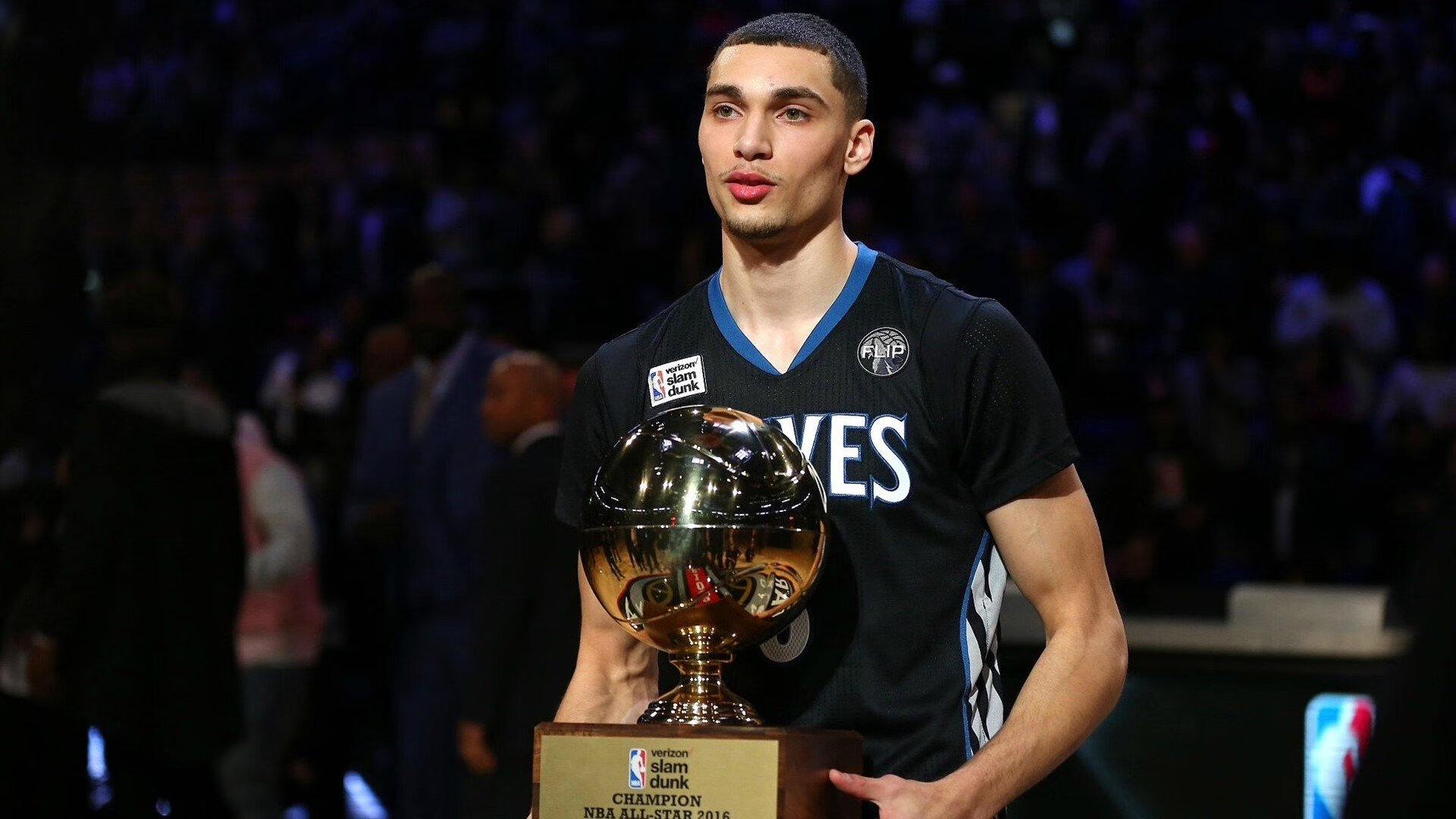 猛龙节奏掌控上海队，爱德华兹成为关键先生