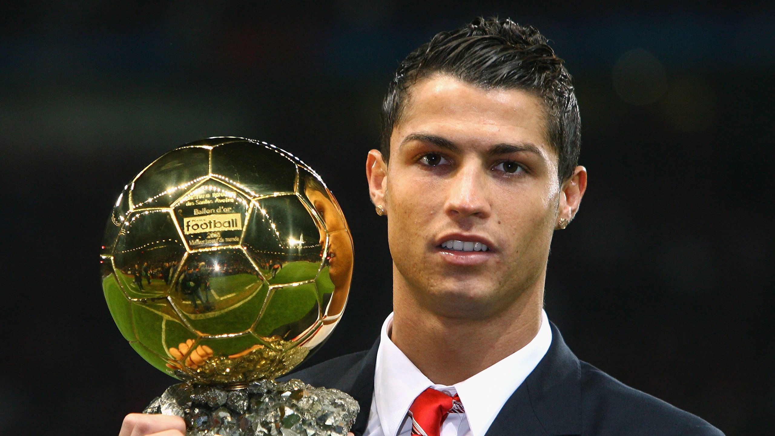 克瓦拉茨赫利亚焦点战破茧成蝶,阿尔及利亚逆境翻盘书写新章